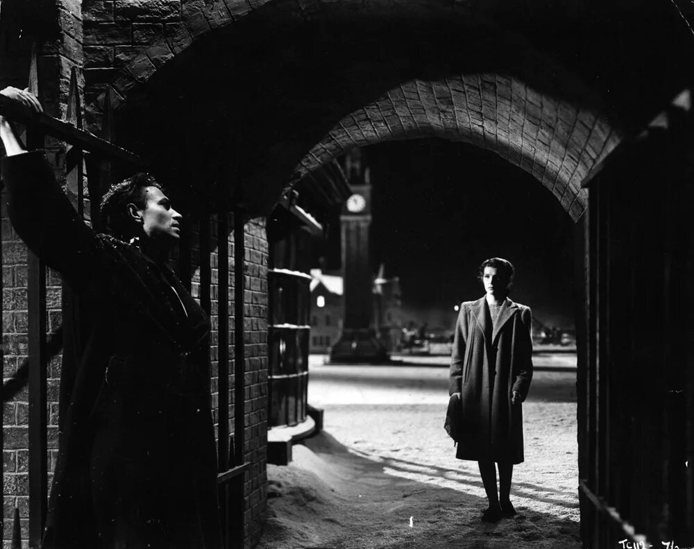 Выбывший из игры 1947. Выбывший из игры 1947. Сирил кьюсак. Выбывший из игры фильм 1947 постер. Odd man out 1947.