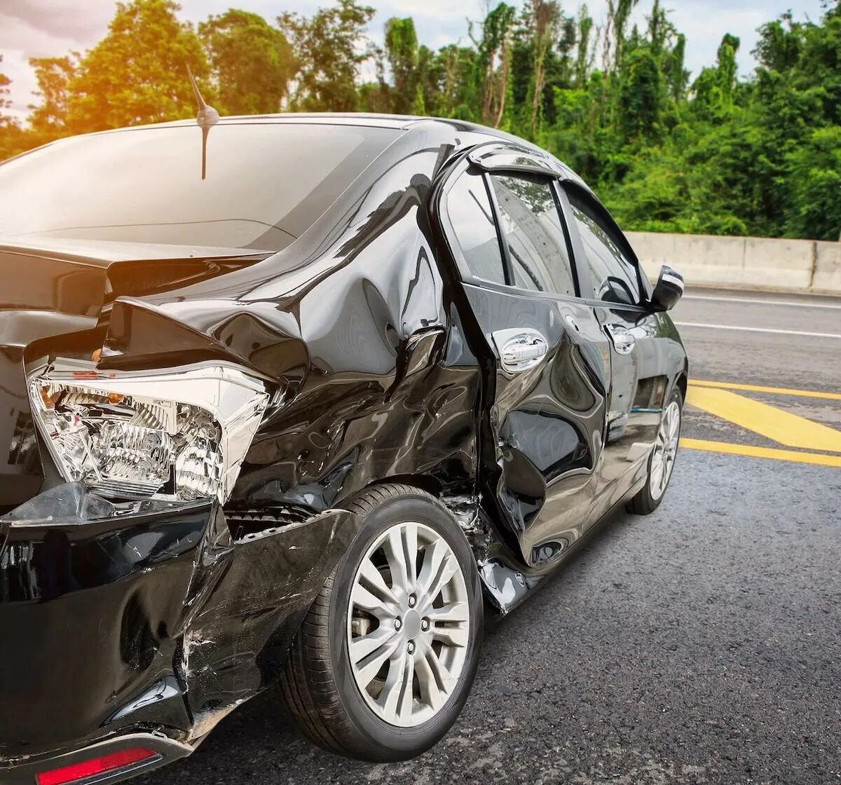 Аварийный автомобиль. Восстановление автомобилей после дтп. Авто после дтп екатеринбург. Черный фольксваген поло с разбитым лобовым стеклом. Новотроицк изобильный авария 13.