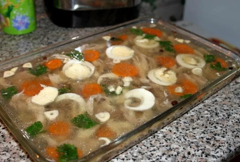 Холодец из куриных окорочков с желатином рецепт. Холодец из курицы. заливное из курицы с желатином. украсить холодец. украшение заливного из курицы.