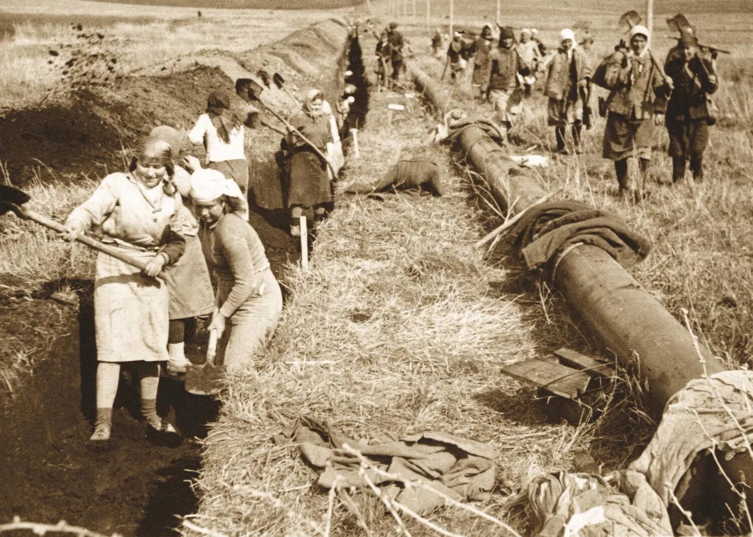 Фото nik. Заводы в Саратове в годы ВОВ 1941-1945. Тыл 1941-1945. Строительство газопровода Саратов Москва. Саратов 1945.