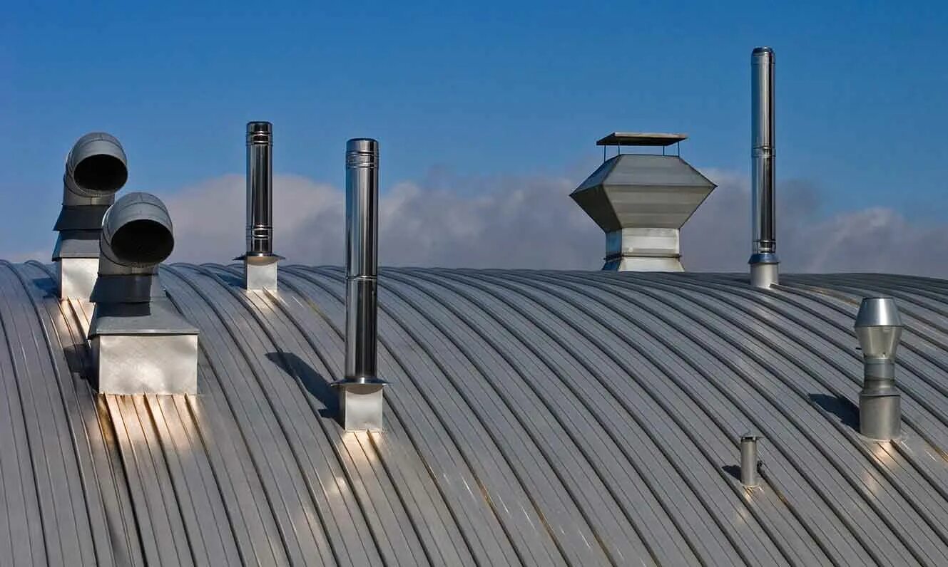 Металлические дымовые трубы сендвичные. Вентиляционная труба на крышу. Дымоход металлический. Дымоход на крыше.