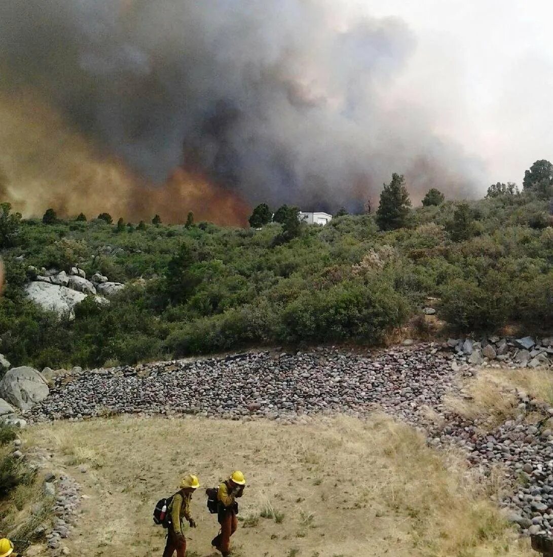 Аризона пожар 2013 гранитная гора. Лесной пожар в Аризоне Ярнелл 2013. Пожарные Аризона гранитная гора. Пожар на Ярнелл Хилл Аризона.