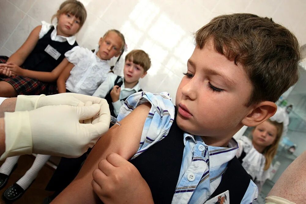 Прививка в детском саду. Прививка школьникам. Прививки школьникам. Ревакцинация детей перед школой. Куда делают прививки в школе.