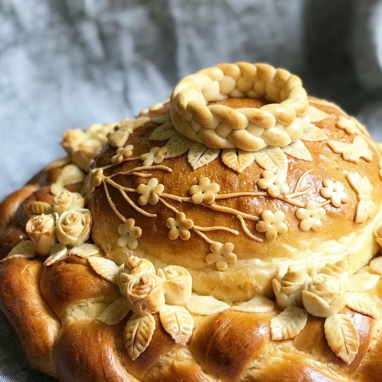 Выпечка юбилейных. Каравай свадебный древняя русь. Выпечка юбилейных. Французская выпечка. Свадебный каравай золотой колос.