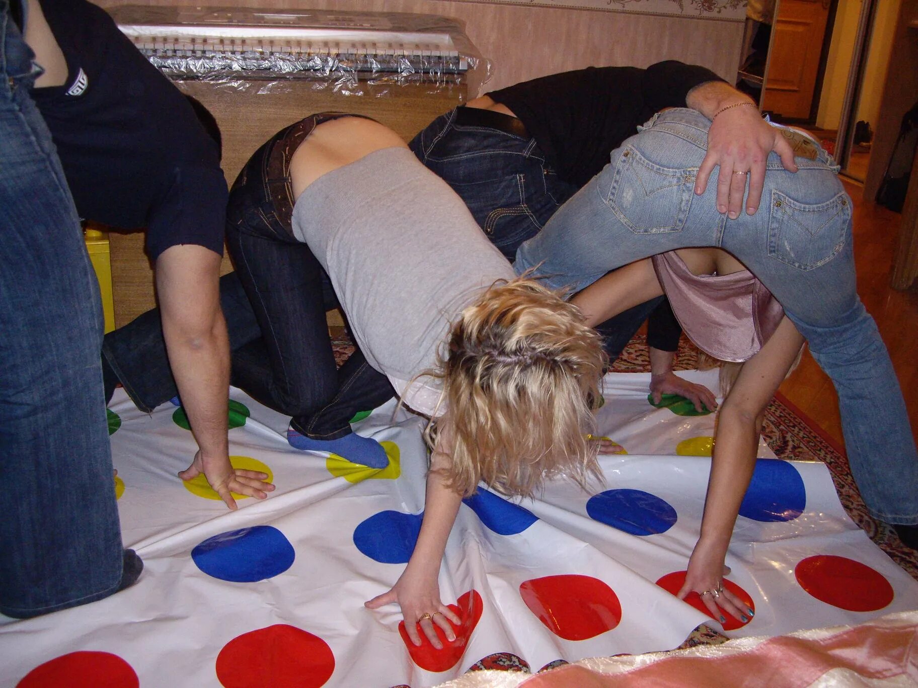 Красивые пьяные. Пьяные девушки на вечеринке. Пьяные девушки играть. Твистер игра девушки. Твистер в юбке.