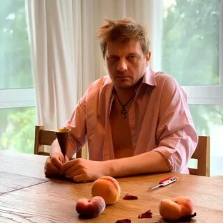 Мужчина персик