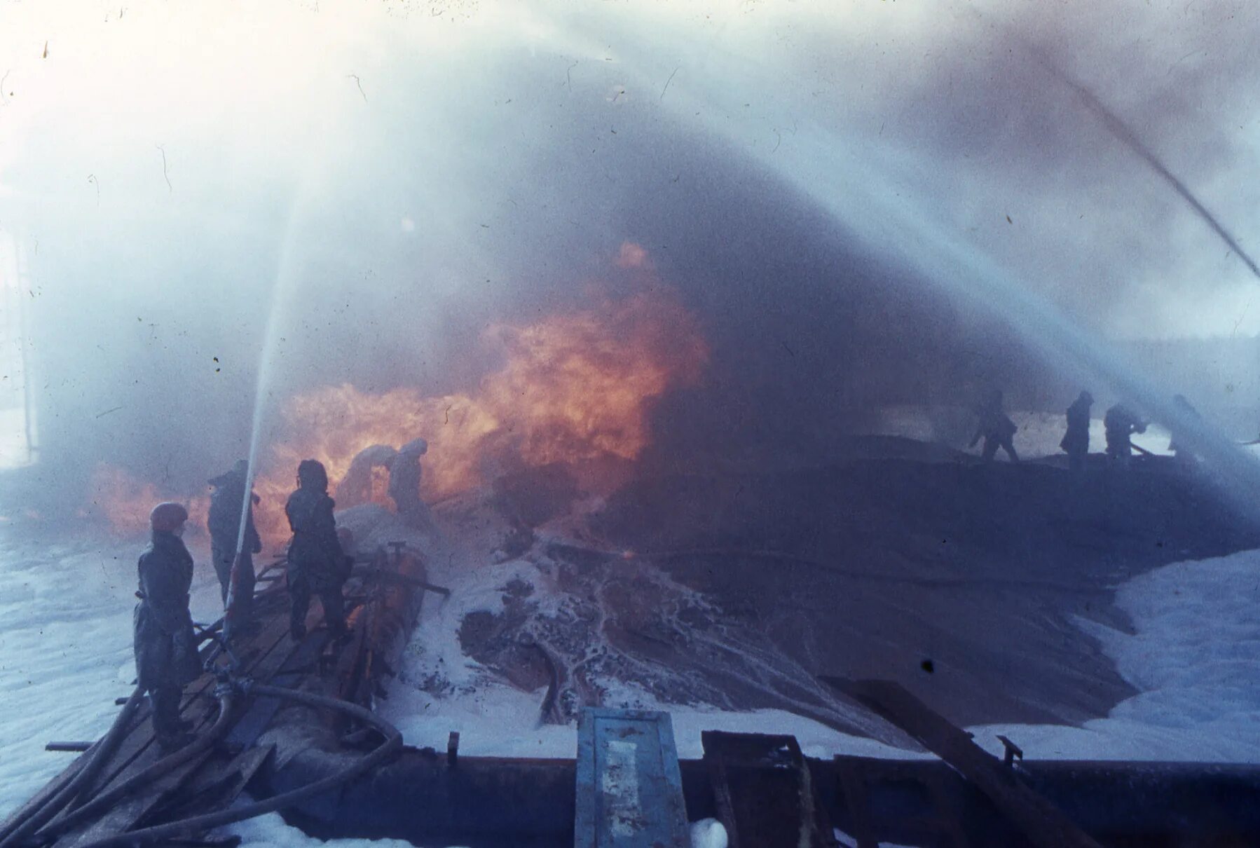 Взрыв на рязанском нефтезаводе. Пожар на НПЗ. Пожар в Киришах. Пожар в Киришах 1986. Пожар на Киришском нефтеперерабатывающем заводе.