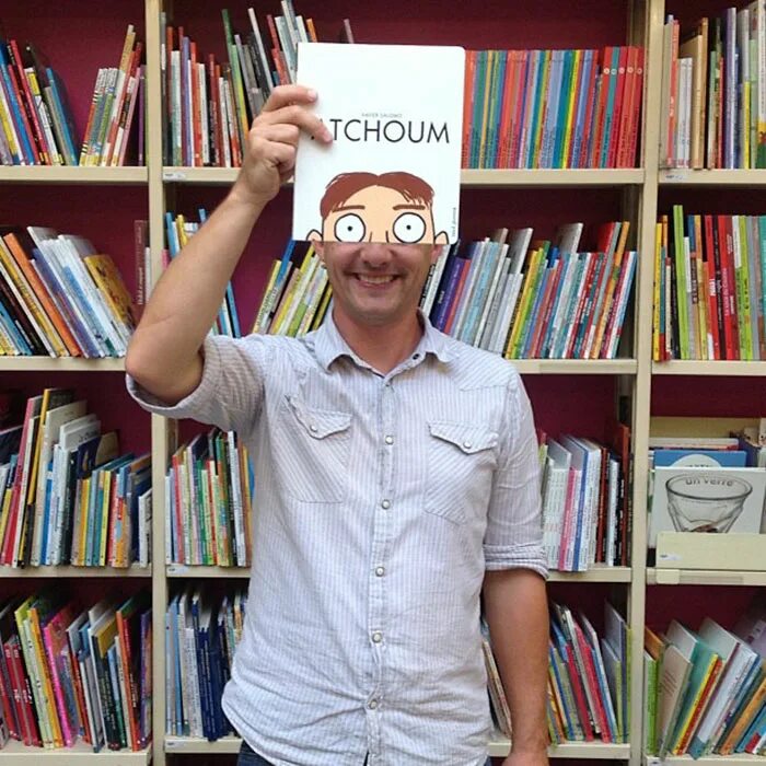 книжный магазин картинки. фотосессия в библиотеке. книжный магазин сотрудники. продавец книжного магазина. лицо с обложки в библиотеке.