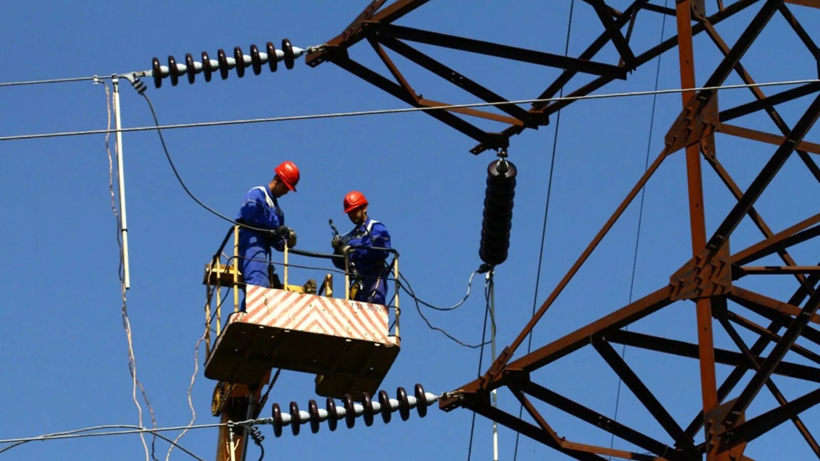 Электромонтер-линейщик вл 10кв. Монтаж электрооборудования. Наружные электрические сети. Прокладка электросетей. Монтаж электроснабжения зданий.