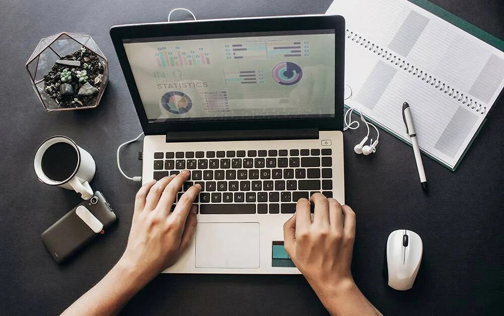 Картинки бизнес в интернете. Заработок в интернете. Собственный бизнес интернет. Ноутбук смм. Собственный бизнес интернет.