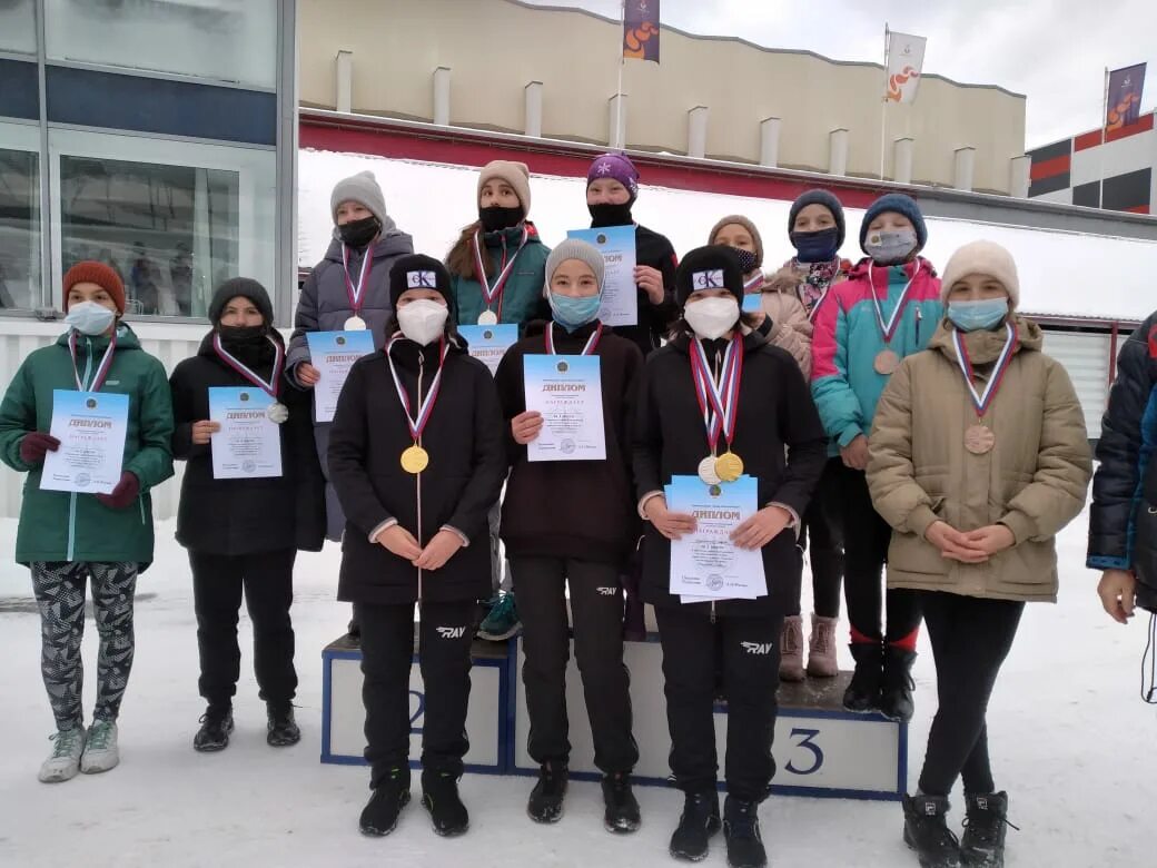 Стадион в школе. Сш 19 детский стадион. Дюсш 19 детский стадион. Школа фигурного катания вымпел. Лыжи ребенок на стадионе.