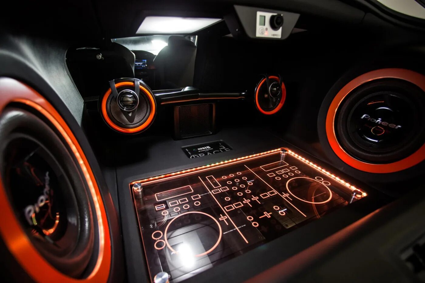 Музыкальный центр jvc 7. Колонка в виде машины. Мерседес-бенц, стс-автомобили, томск. Музыкален центр авто. Портативная колонка ауди тт.