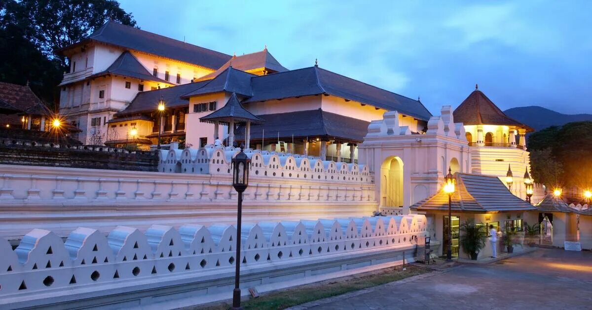 Город канди. Храм зуба Будды в Канди. Канди Шри Ланка. Храм зуба Будды Шри Ланка. Королевский дворец Канди.