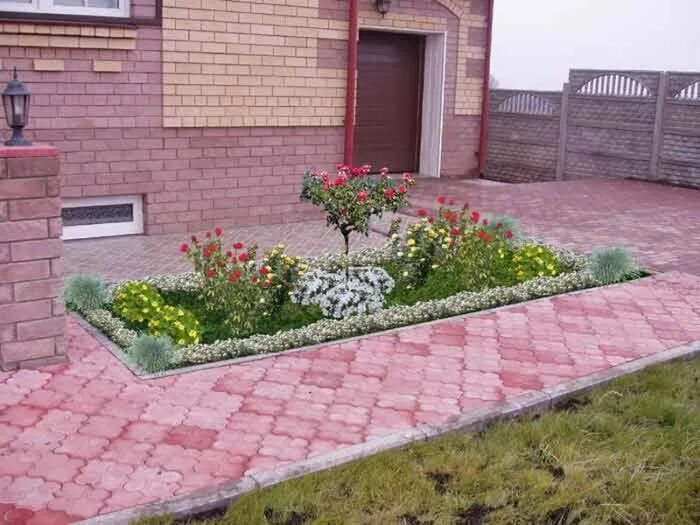 Прямоугольную площадь перед домом решили выложить плиткой