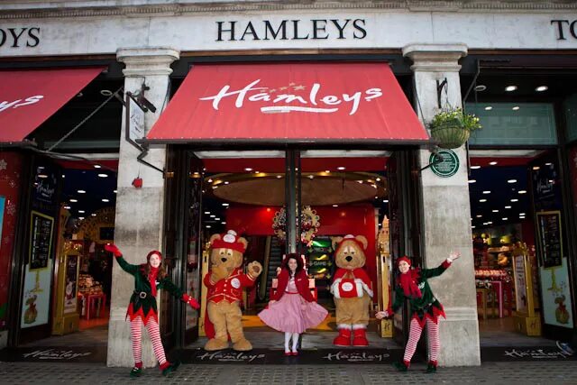 Hamleys london. Хамлес магазин игрушек Лондон. Hamleys магазин игрушек в Лондоне. Хемлис магазин игрушек в Лондоне. Хамлес магазин в Лондоне.