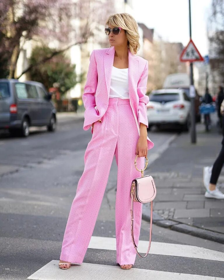 С чем надеть розовую. Розовый брючный костюм женский. Женский летний розовый брючный костюм. Розовые брюки женские широкие. Розовые широкие брюки.