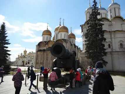 На соборной площади московского кремля расположены