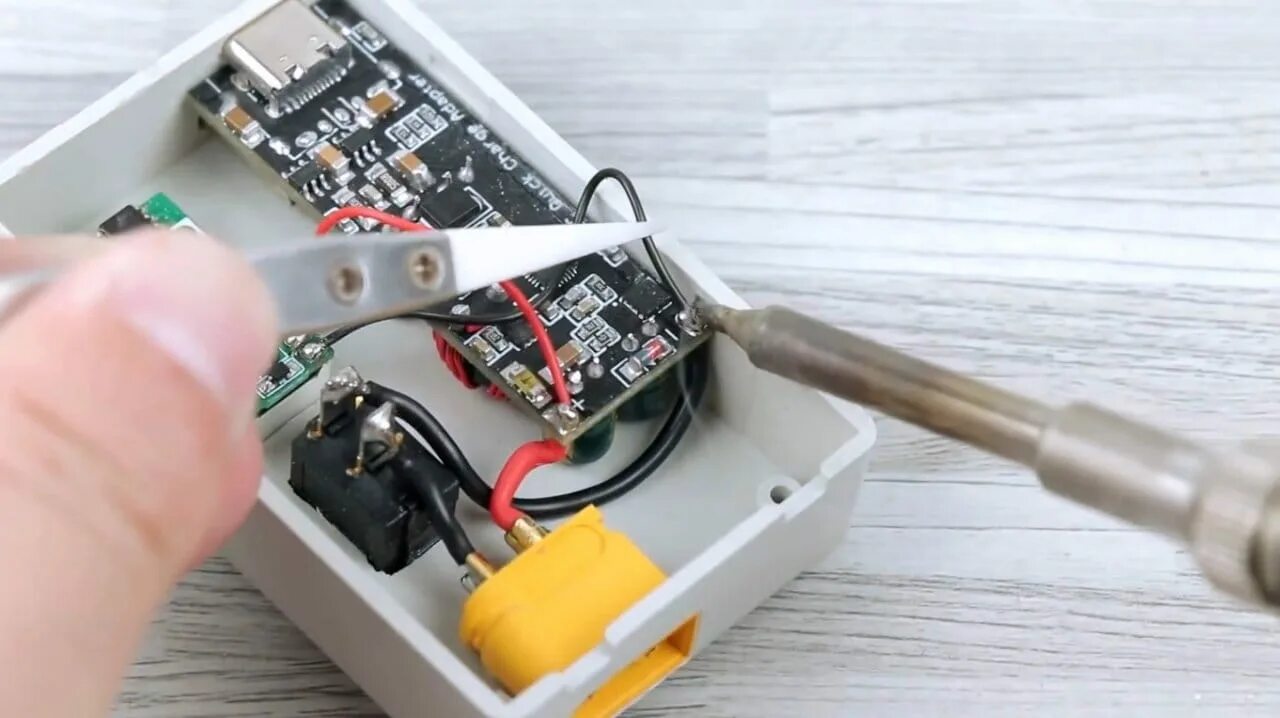 Создать пауэр. Пауэр банк magsafe lps. пауэр банк большой емкости. пауэр банк для паяльника. пауэр банк своими руками без пайки.
