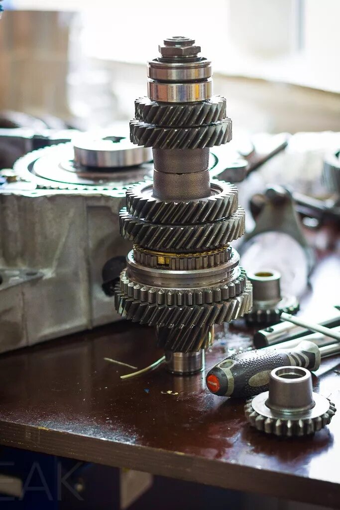 Вскрываем коробки. Коробка для подарка. Вскрытие коробки. Крафтовая коробочка. Открывает коробку.