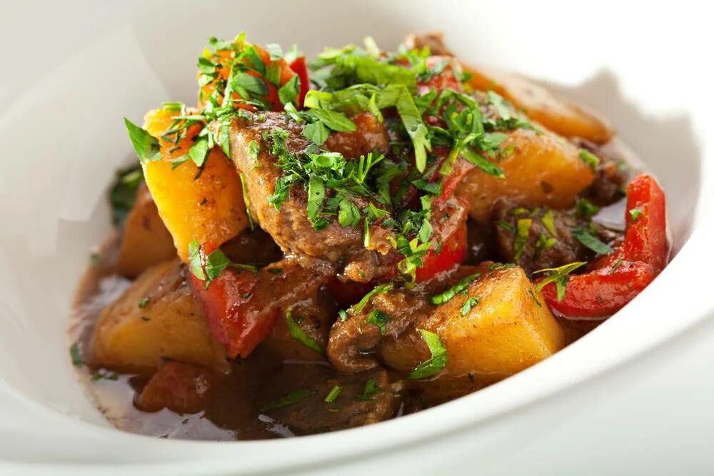 Жаркое из свинины по домашнему с картофелем. Жаркое по домашнему со свининой. Жаркое из свинины по домашнему с картофелем. Жаркое по-домашнему. Жаркое из свинины с картошкой.