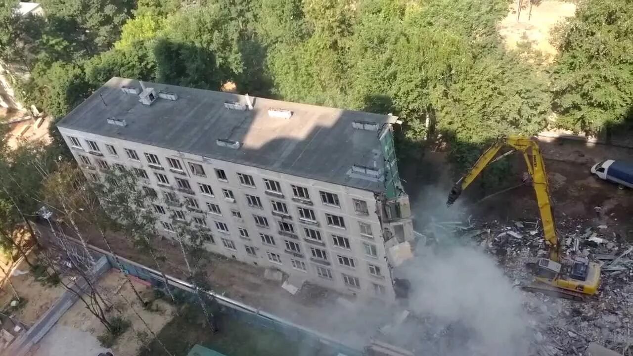 Дом два снесли. Улица новаторов пятиэтажки. улица новаторов дом 6. долгострои хрущевки. снос хрущевки.