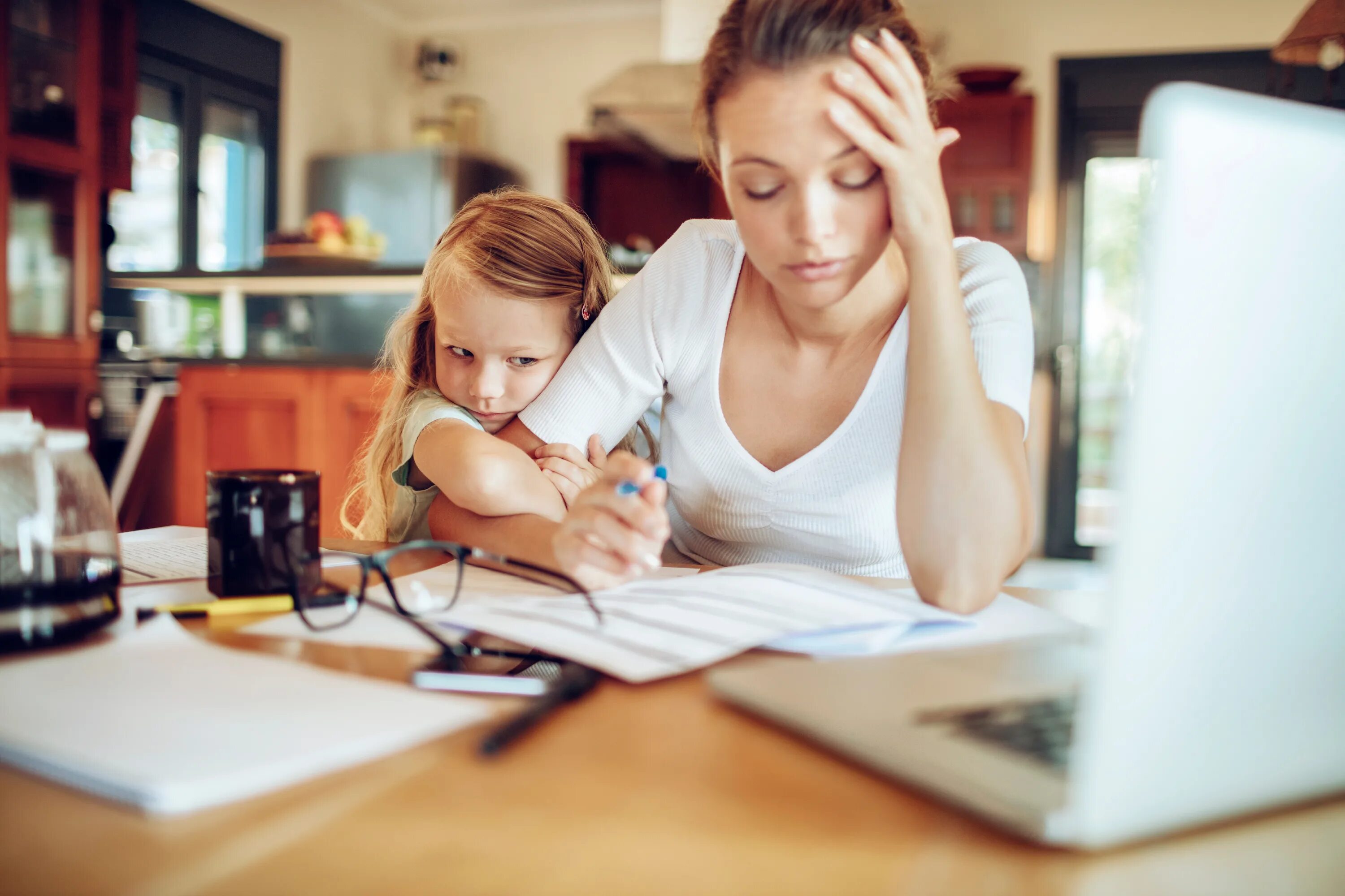 To stay at home working. Женщина с ребенком. Мама в декрете. Мать с ребенком. Мама в стрессе.