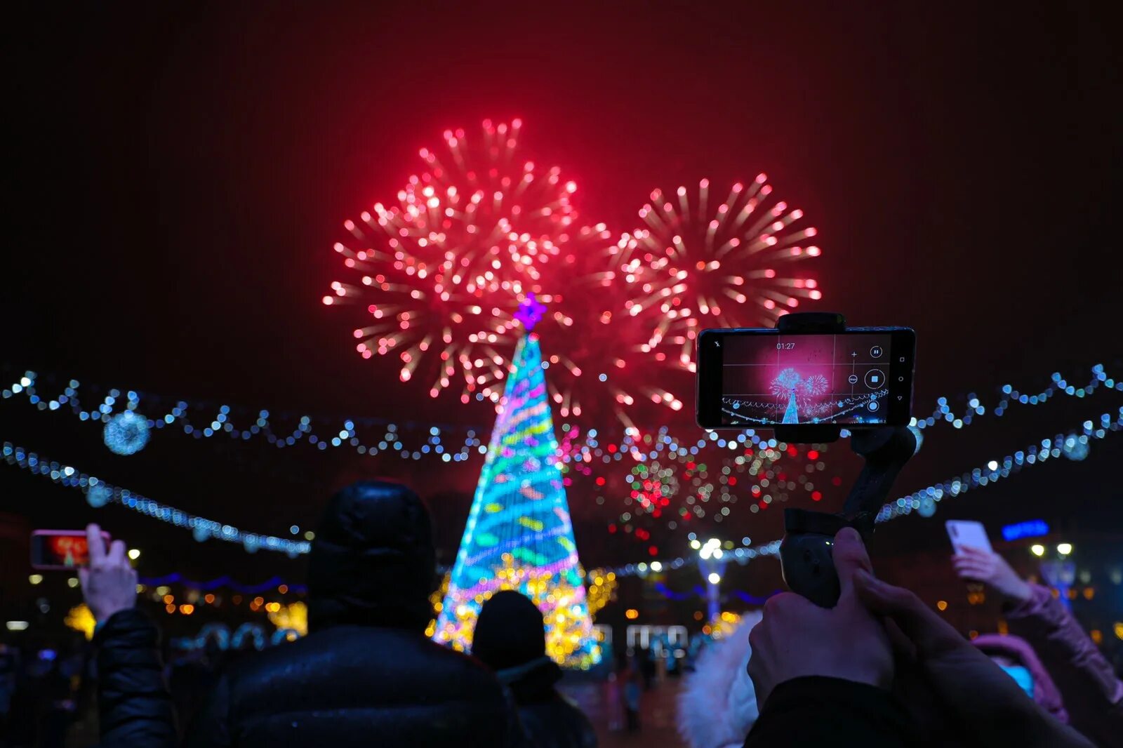 Где салют в минске на новый год. Минск новый год салют. Фейерверк 25 декабря 2020. Где салют в минске на новый год. Атмосфера праздника.