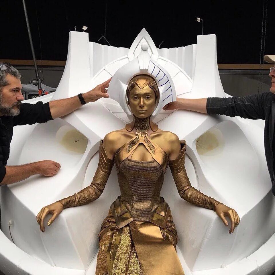 Ayesha стражи галактики 2. элизабет дебики аиша. стражи галактики 2 золотая королева. стражи галактики 2 суверены. элизабет дебики стражи галактики 2.