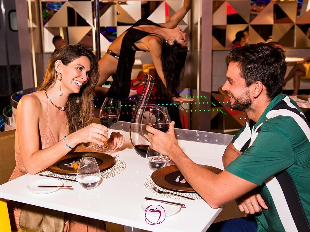 Юлия александрова и ольга серябкина. Съемочная группа детская. Сами снимают взрослые. Классическая поза. Фотограф с фотоаппаратом.