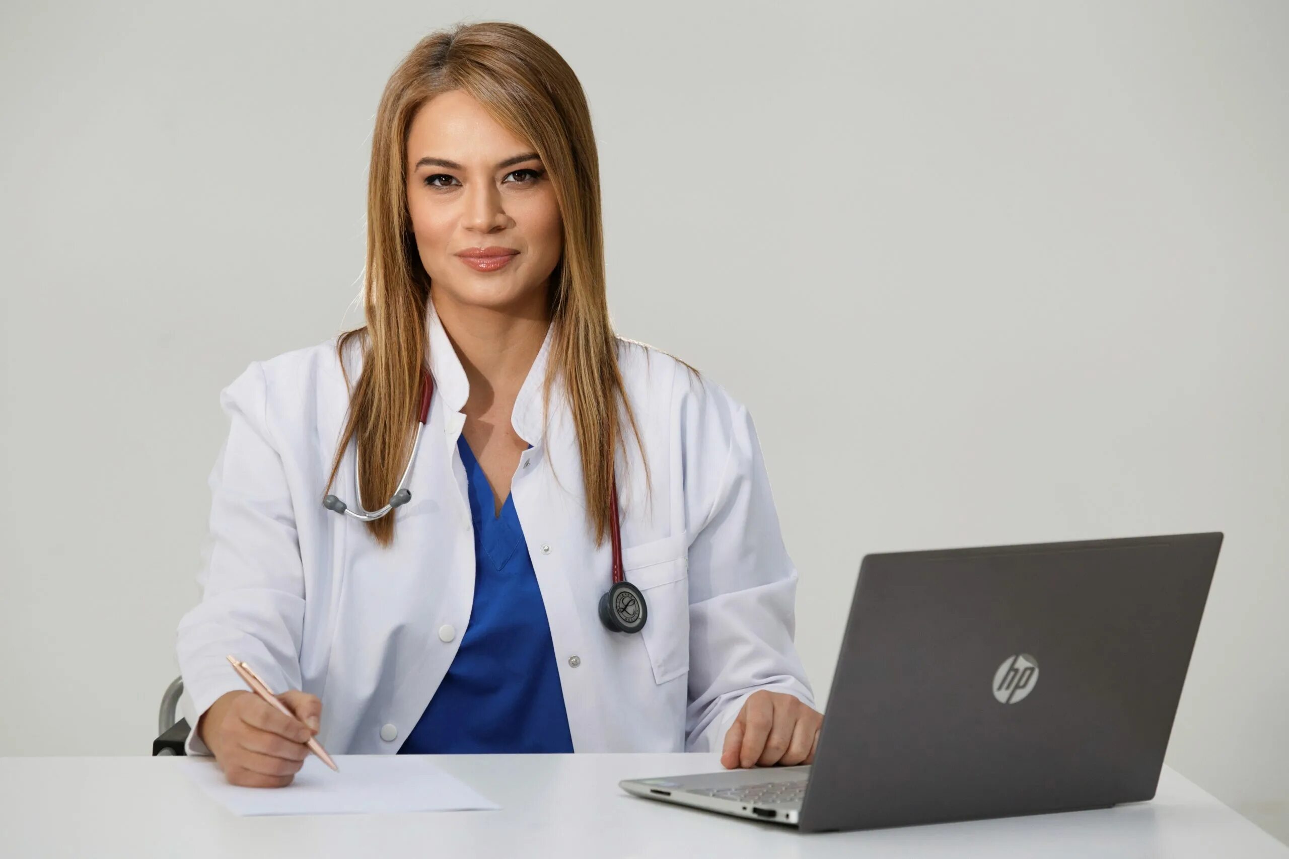 врач на дом. медицинский работник и пациент. медицинский фон. медики на белом фоне. красивый врач.