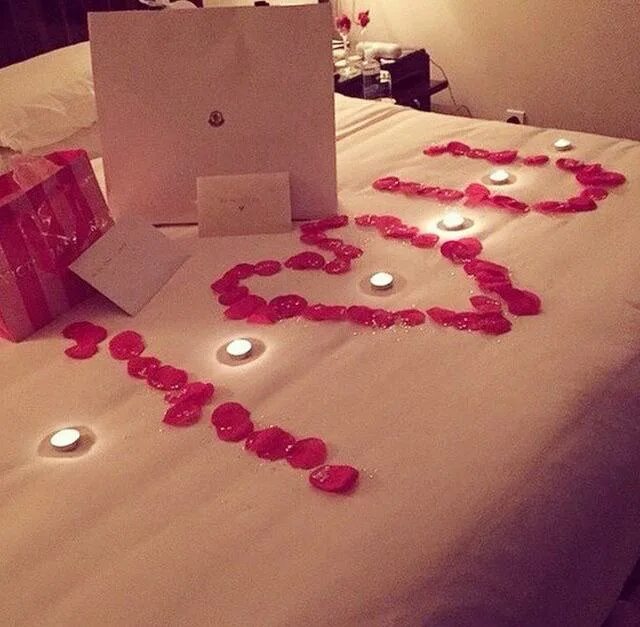 Мужчина и женщина по дому. Мужчина и женщина домашние дела. Романтический подарок девушке. Романтический ужин. Подарки на 14 февраля мужчине.