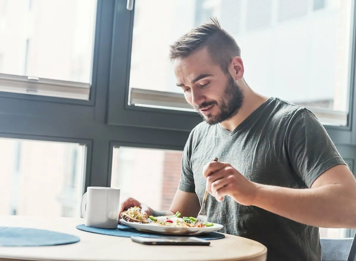 Питание мужчин после 40. Человек завтракает. Мужчина ест. Завтрак для мужчины. Мужчина ест за столом.