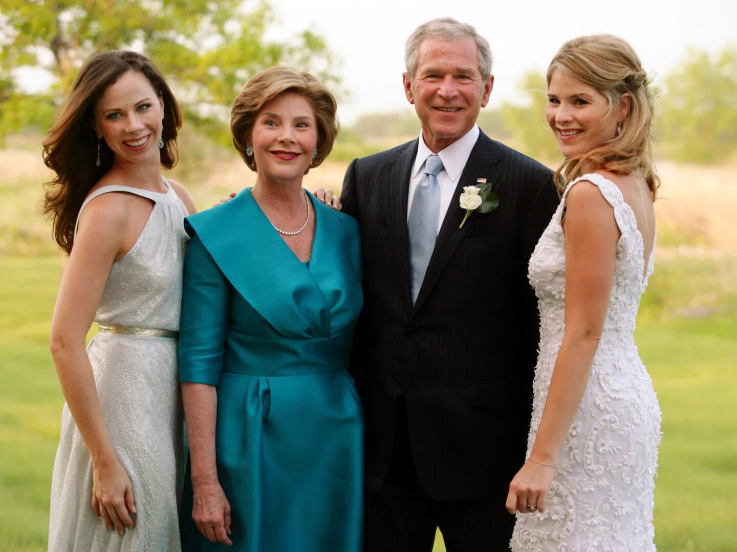 Жена буша старшего. Джордж Уокер Буш с семьей. Барбара Буш дочь Джорджа Буша. Джордж Уокер Буш с женой. Джордж Буш младший с семьей.