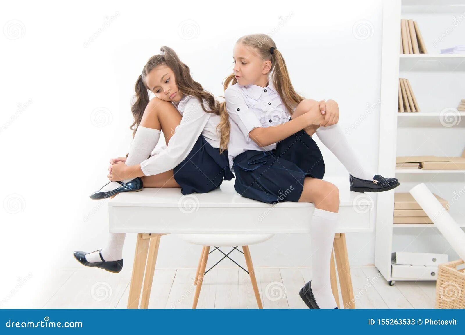 Школьники любовь. Школьники пара. Классные задницы в школе. Красивые старшеклассницы. Парень и девушка в школе.