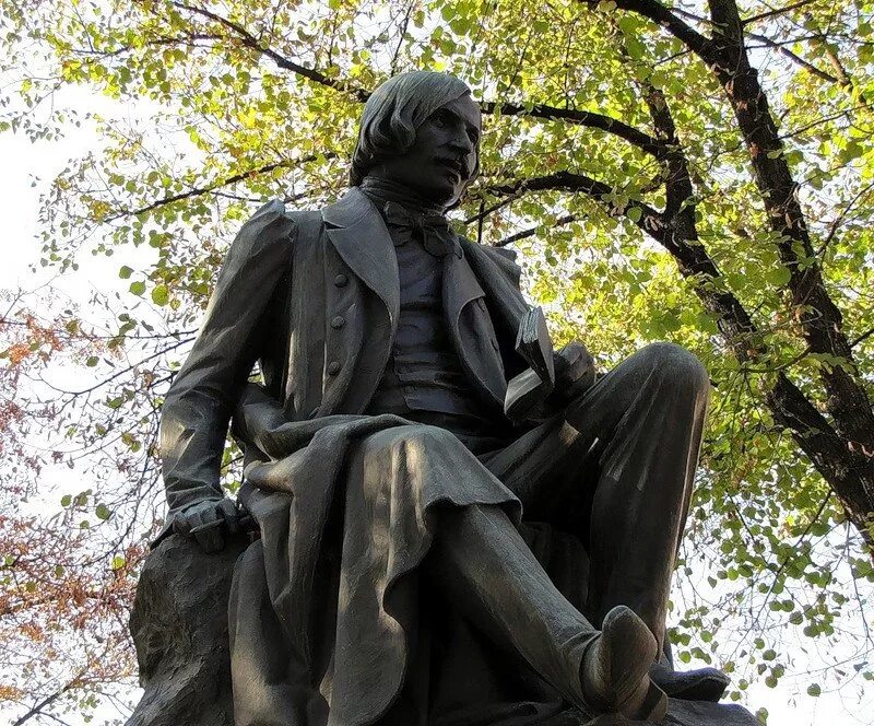 гоголь николай васильевич памятник в полтаве. памятник гоголю скульптор николай андреев. памятник николаю гоголю. памятник гоголю томского в москве. гоголь николай васильевич памятник в москве.