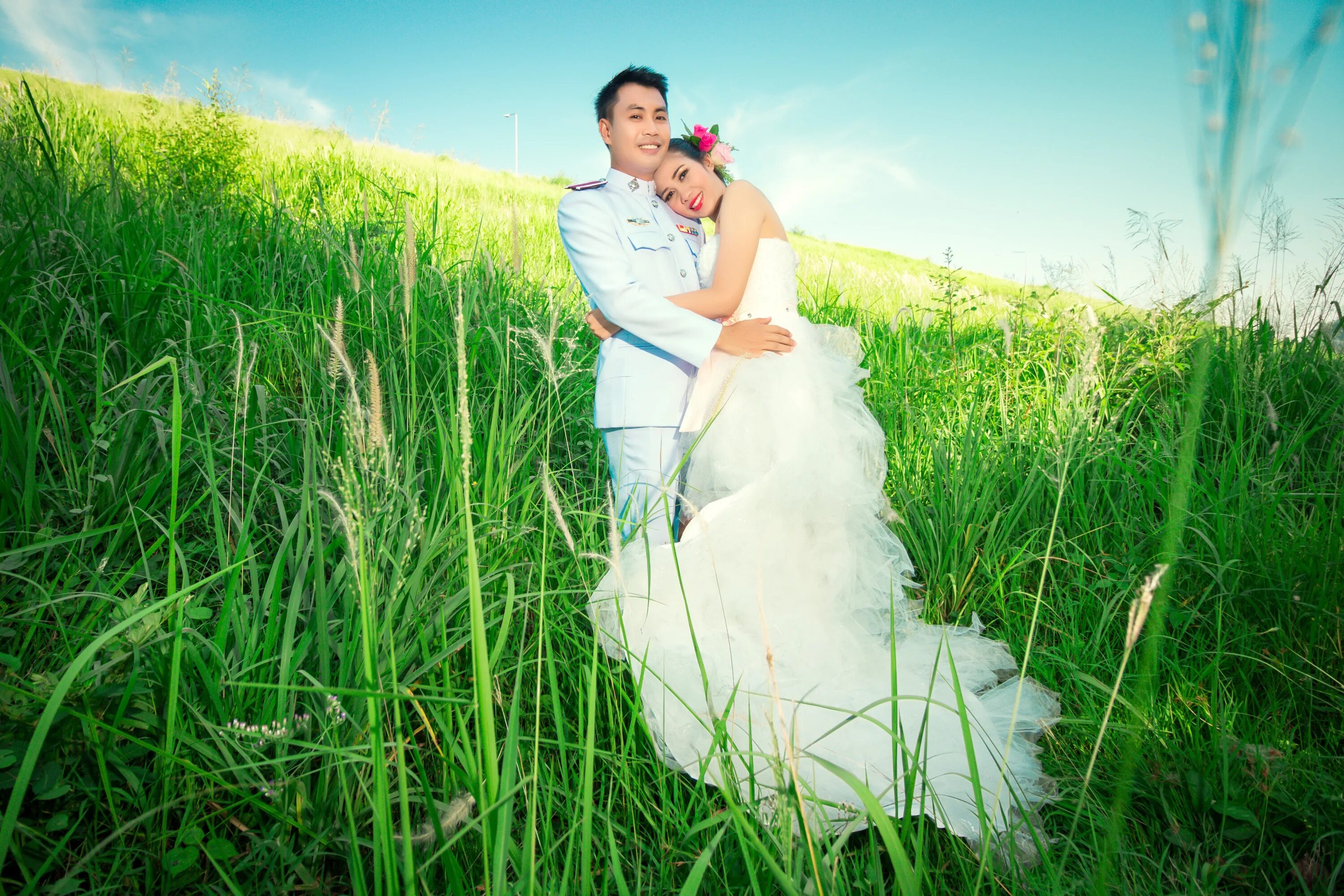Трава невеста фото. Невеста эмоции. Свадебные обои. Кольца на свадьбу на траве.