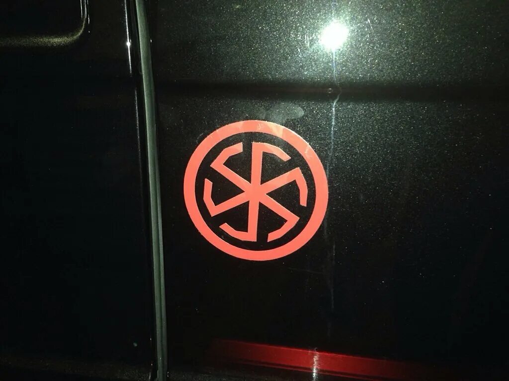 Грузинский Болнисский крест. Наклейки крестики на авто. Крест в круге на машине. Наклейка на автомобиль крест. Машина знак крест