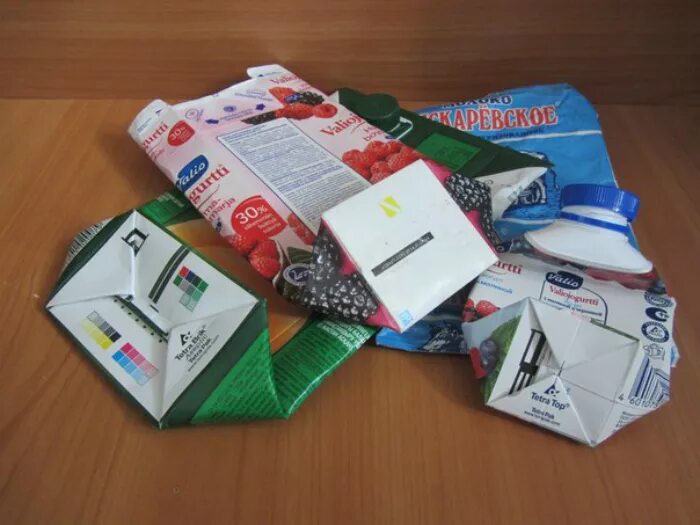 упаковка из под сока. коробочка из под сока. из коробки от сока. коробочка из под сока. сок в пакете с трубочкой.