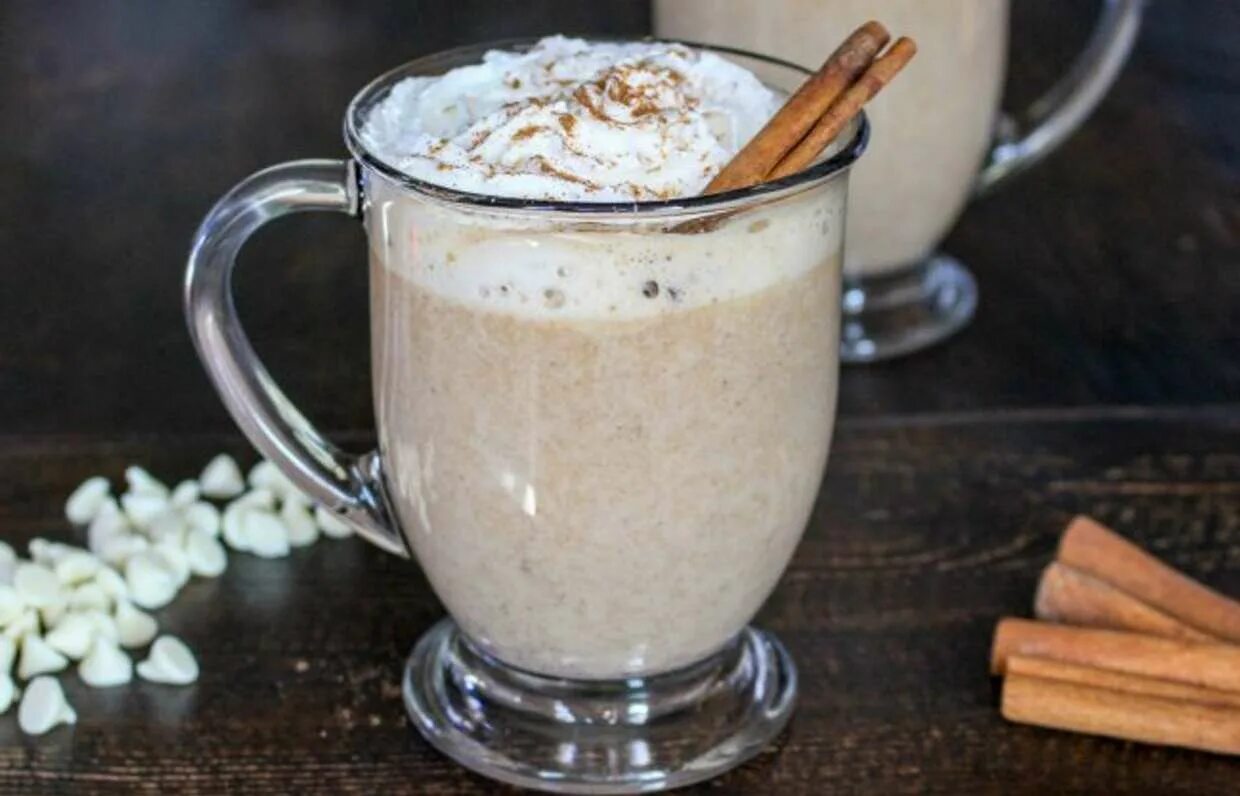 сливки сверху. горячий шоколад с ликером. горячий мокко. латте мокачино. мокко и мокачино.