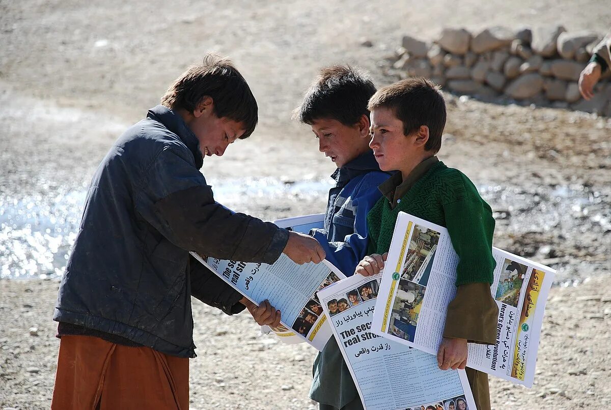 Мальчик разносчик газет. Мальчик продает газеты. Группа newsboys. Boy with newspaper el nacional. Boy news.