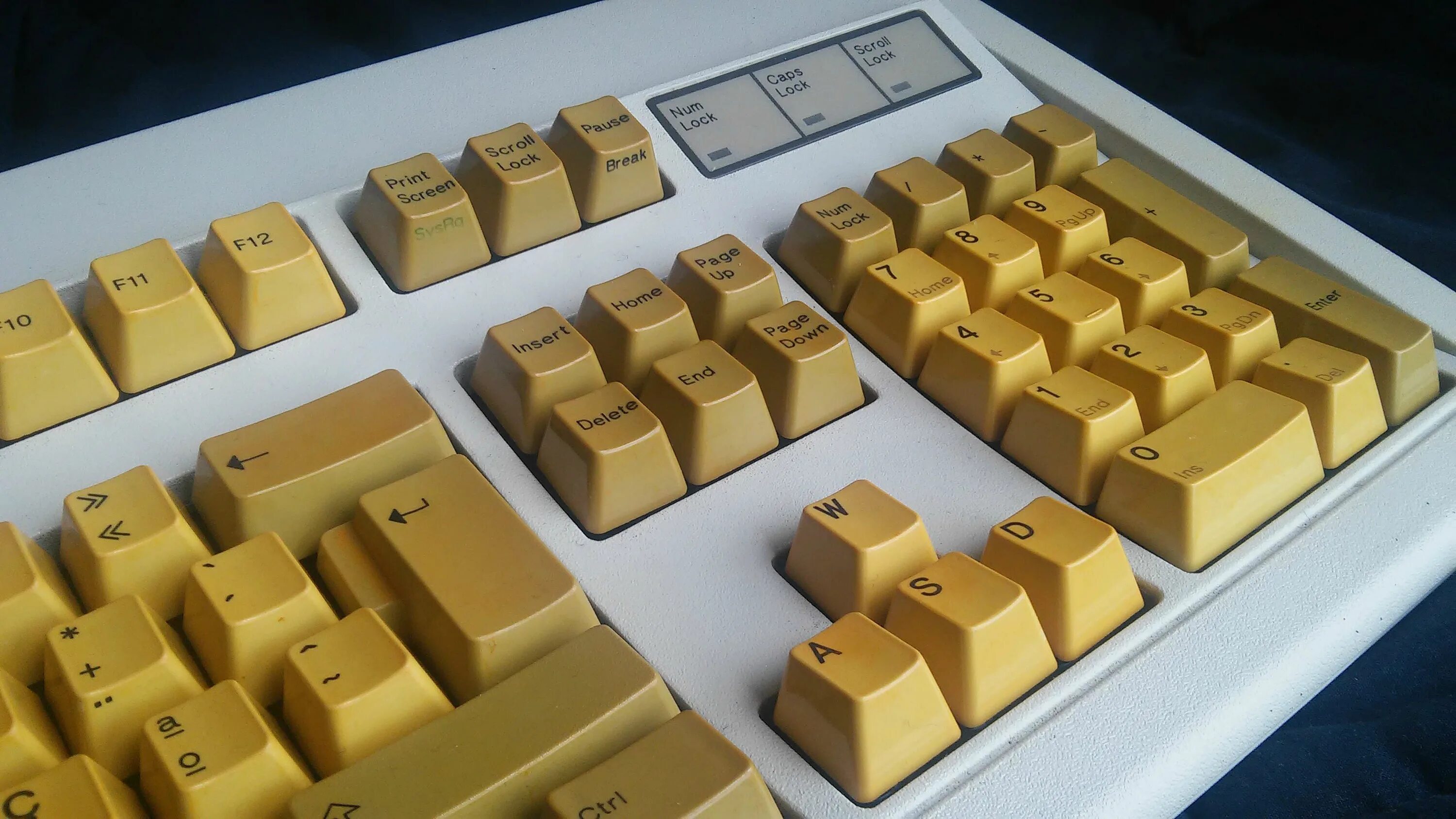 Желтые кейкапы. Yellow White Brown keycaps. Красивый кастом цветов на клавиатуре. Keycaps Pharaoh. Кейкапы с русской раскладкой