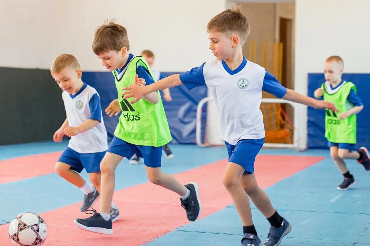 В какую школу можно отдать ребенка. Спортивные секции для мальчиков. Спортивные занятия для детей. Спортивные кружки. Спорт дети.