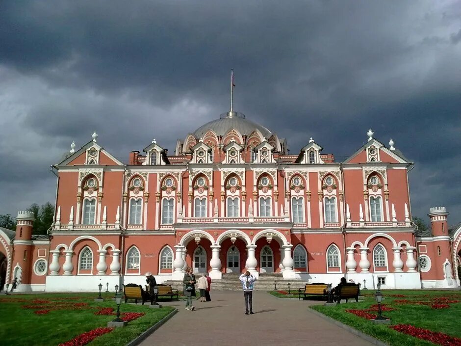 Путевой дворец история. Петровский путевой дворец Динамо. Петровский путевой дворец музей. Московский Версаль Петровский путевой дворец. Петровский путевой дворец Казаков.