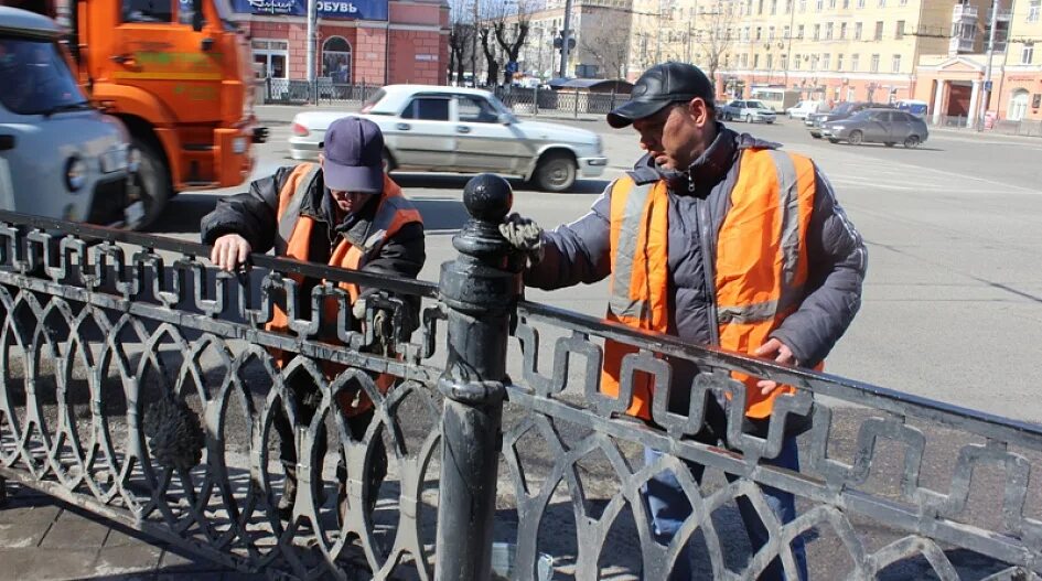 Дорожный рабочий ограждение. Ограждение дорожных служб. Работник дорожной службы. Дорожная техника по помывке заборов.