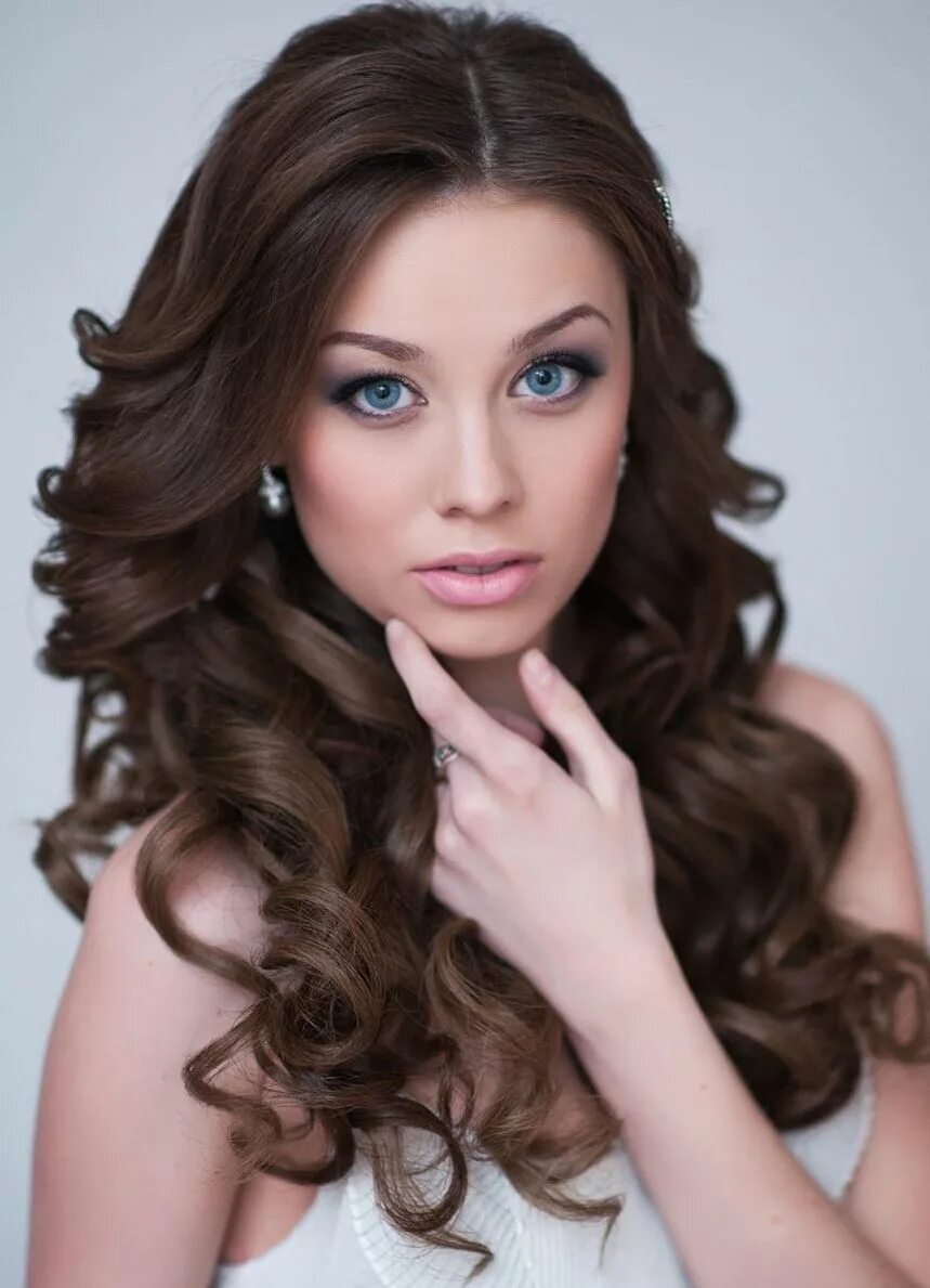 укладка локоны на длинные. прическа локоны. лина кудри актриса. локоны на длинные волосы. прическа крупные локоны.