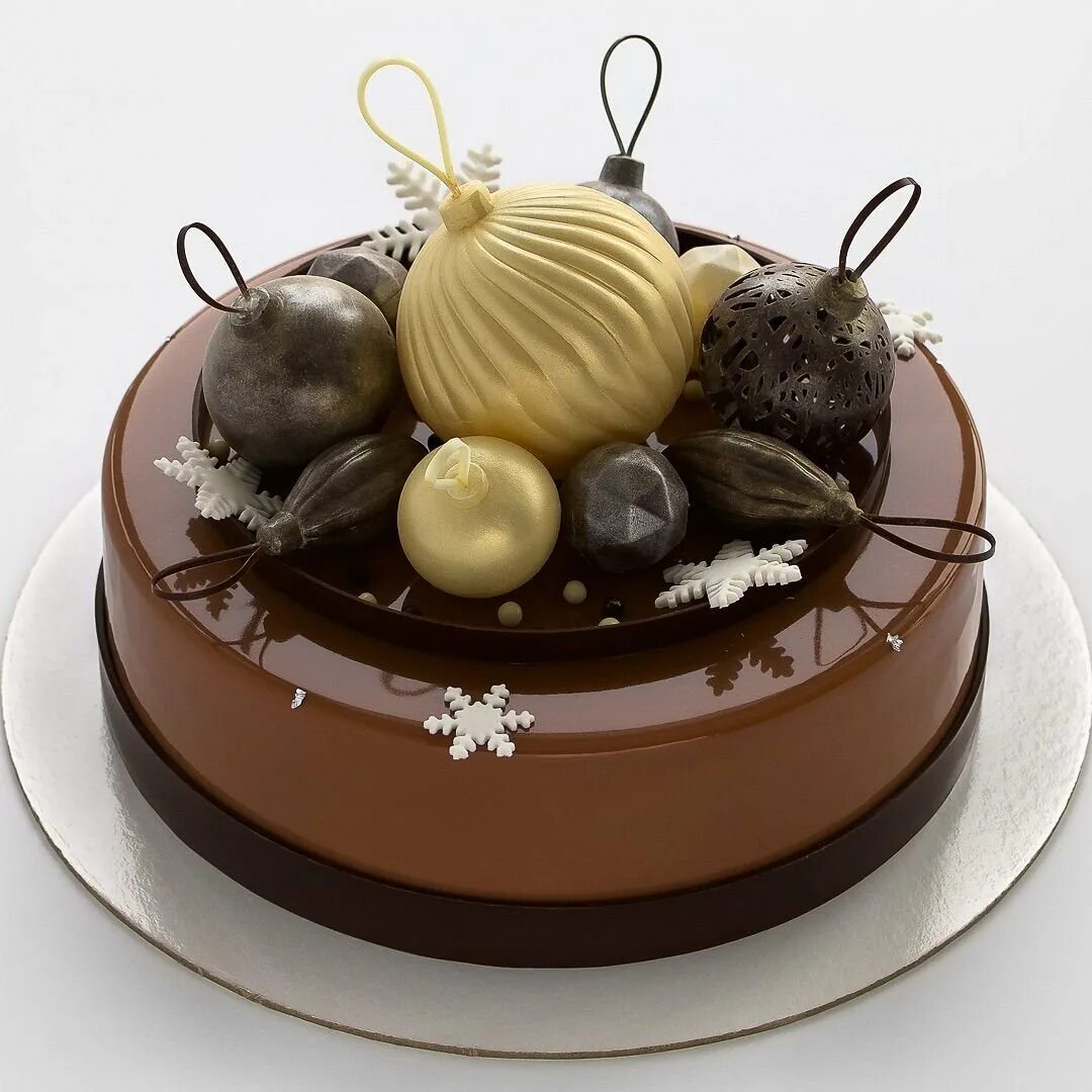 Украшение торта шоколадными шариками. Торт с шоколадными шарами. Шоколадный муссовый торт. Торт с шоколадным декором.