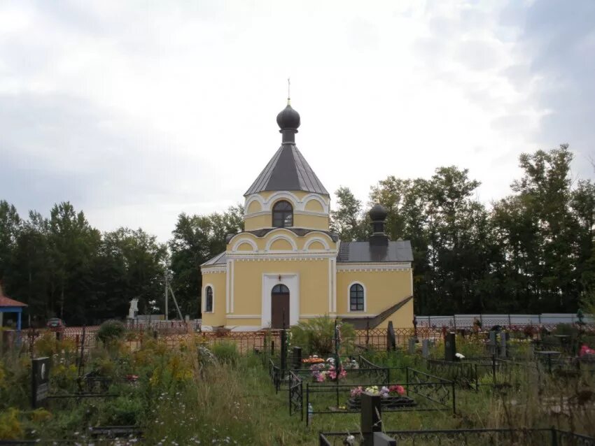 Красная горка дмитров. Кладбище красная горка Дмитров. Дмитровское городское кладбище. Старовнуковское кладбище в Дмитрове. Церковь всех святых в Дмитрове, Дмитров.