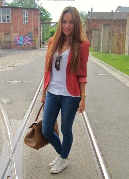 Обычные девушки в полный рост. Таблица соотношения роста и веса для девушек. Таблица роста и веса для женщин 30 лет. Идеальный вес для девушки. Короткое платье с кедами.