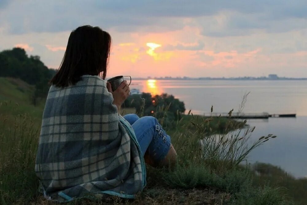 Песня приходи туда мы закат. Девушка сидит на берегу реки. Брюнетка со спины на природе. Девушка встречает рассвет. Встреча рассвета на природе.