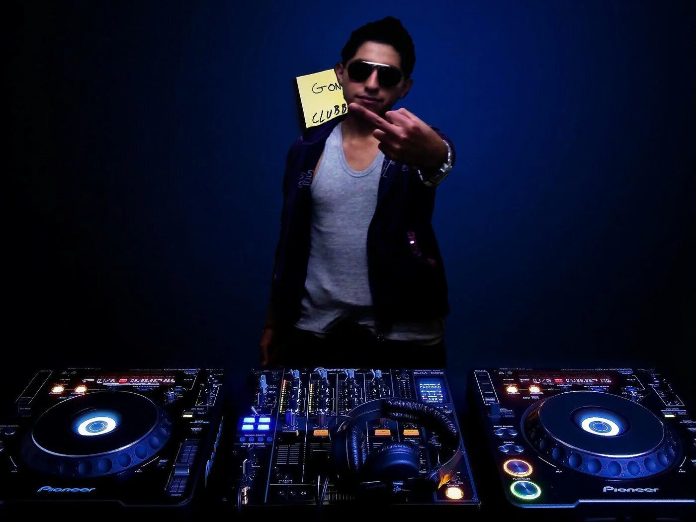 Лучшие треки диджеев. Девушка диджей в ночном клубе. Диджей на сцене. Образ диджея. Лучшие треки диджеев.